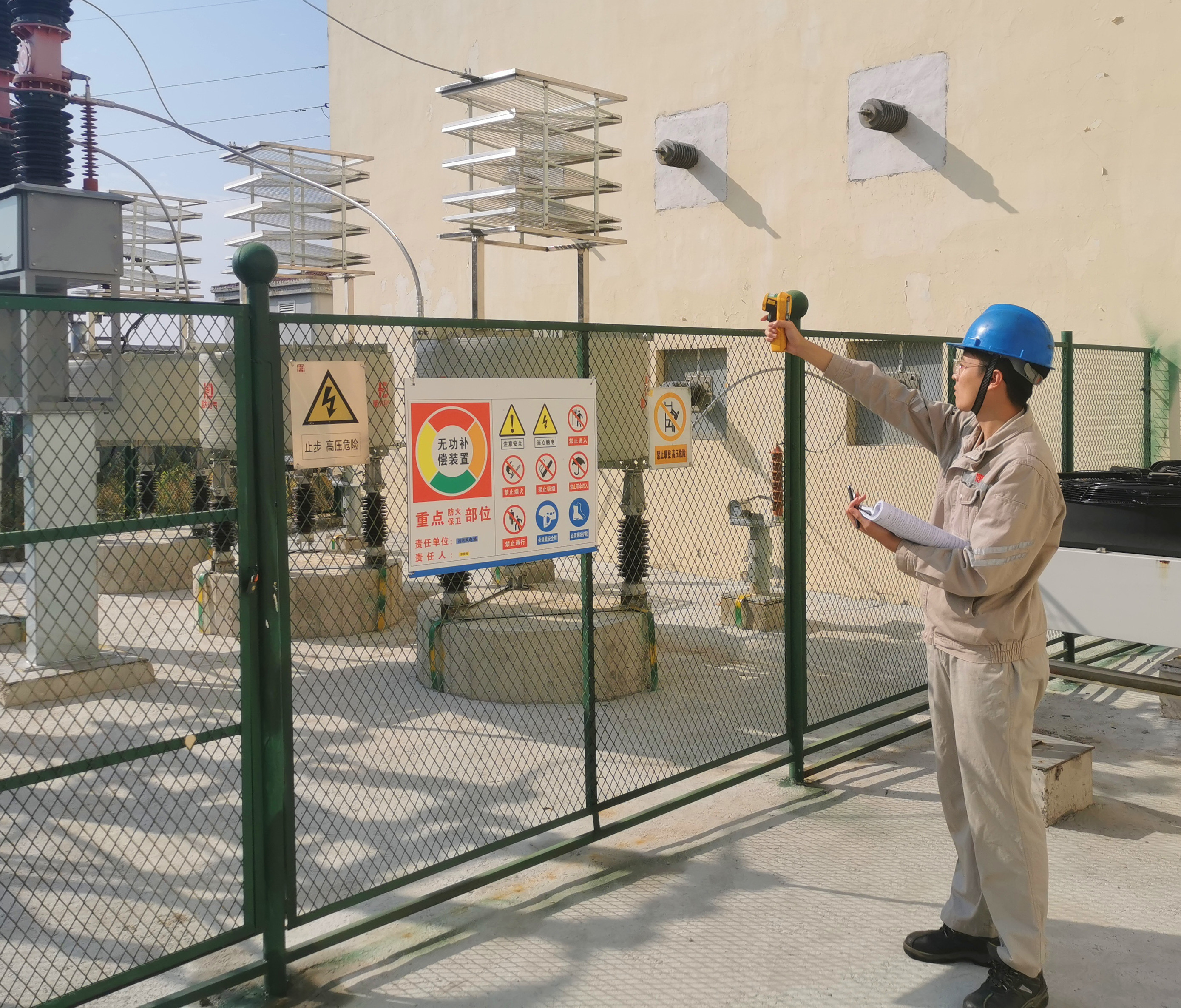 對站內(nèi)無功補償設(shè)備巡視檢查--拍攝者董學(xué)川..jpg