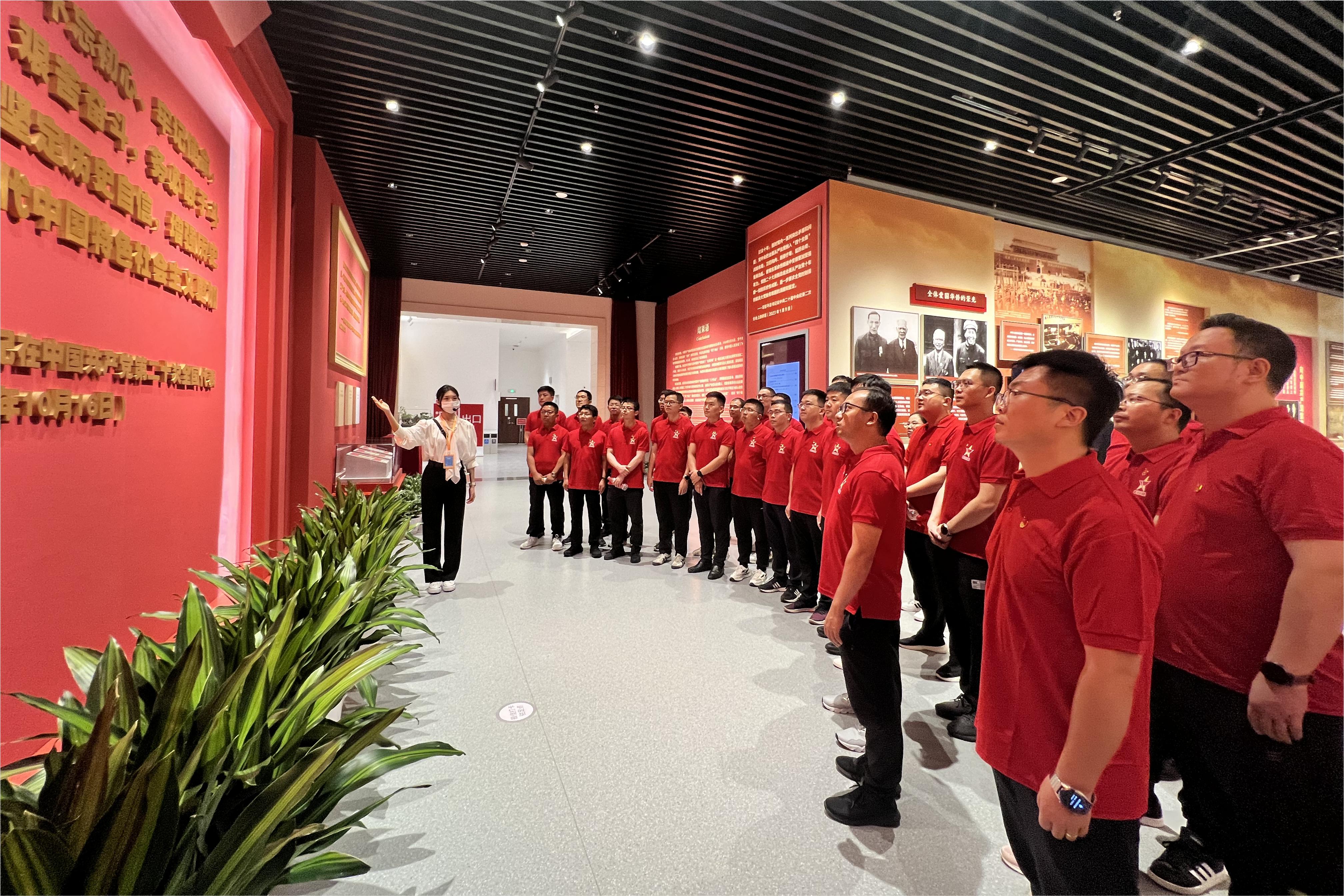 1702620207929061970.jpg 1中國(guó)大唐“青馬工程”學(xué)員到香山革命紀(jì)念館開(kāi)展紅色教育.jpg