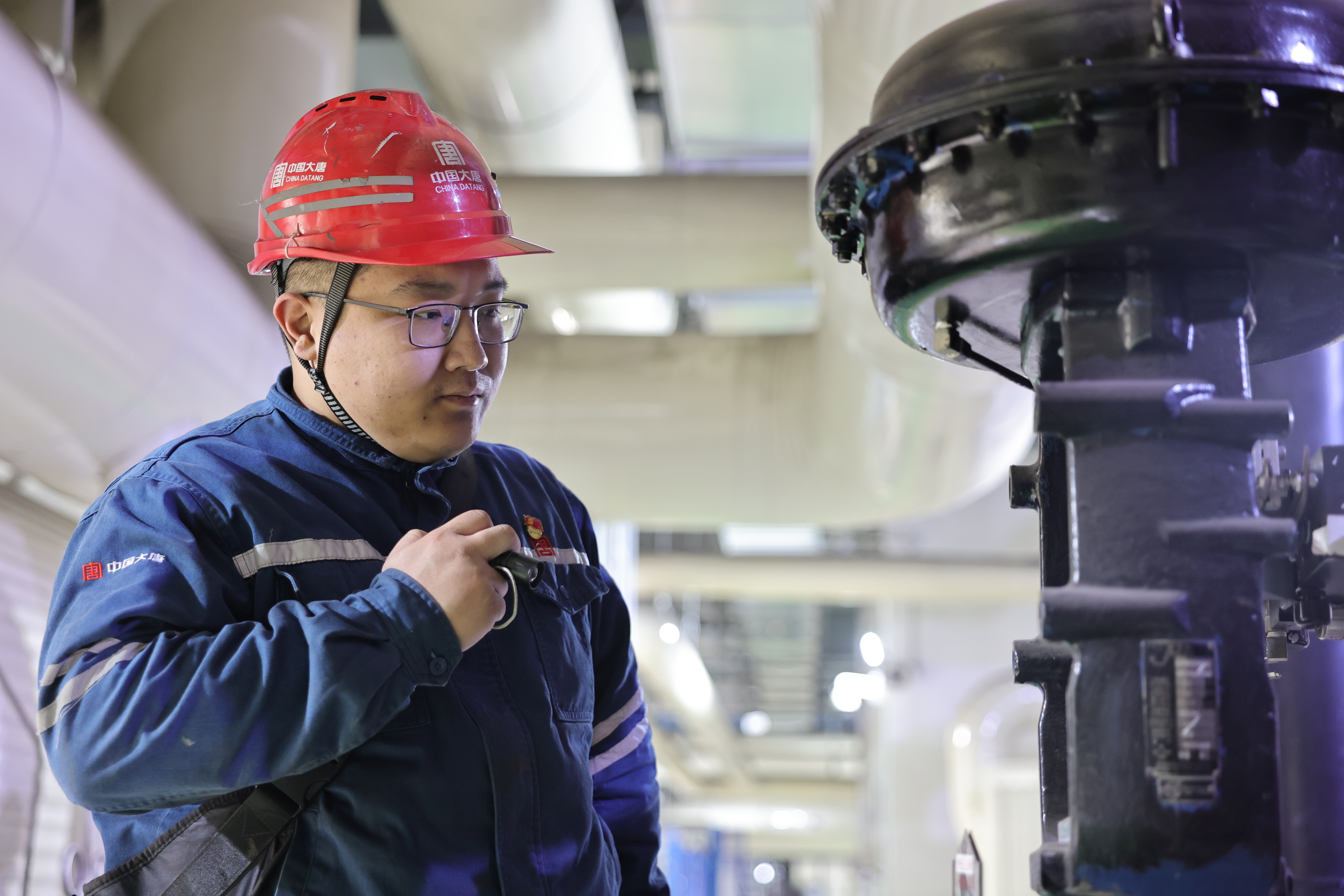 1715655536587094442.jpg 王碩在設(shè)備運(yùn)行中檢查調(diào)門動(dòng)作情況.jpg