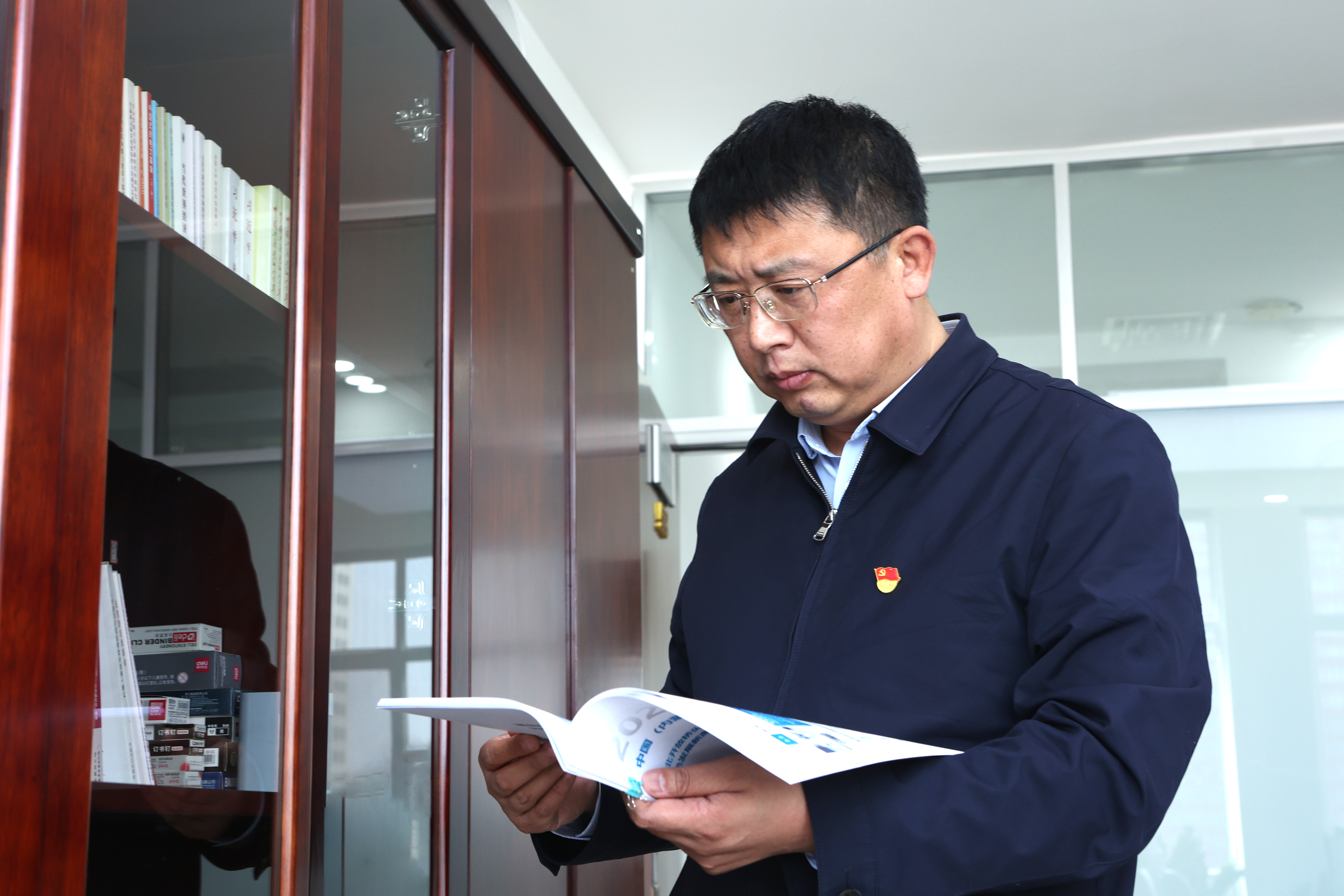 1716272734590029321.jpg 查閱新能源項(xiàng)目開(kāi)發(fā)相關(guān)資料.jpg