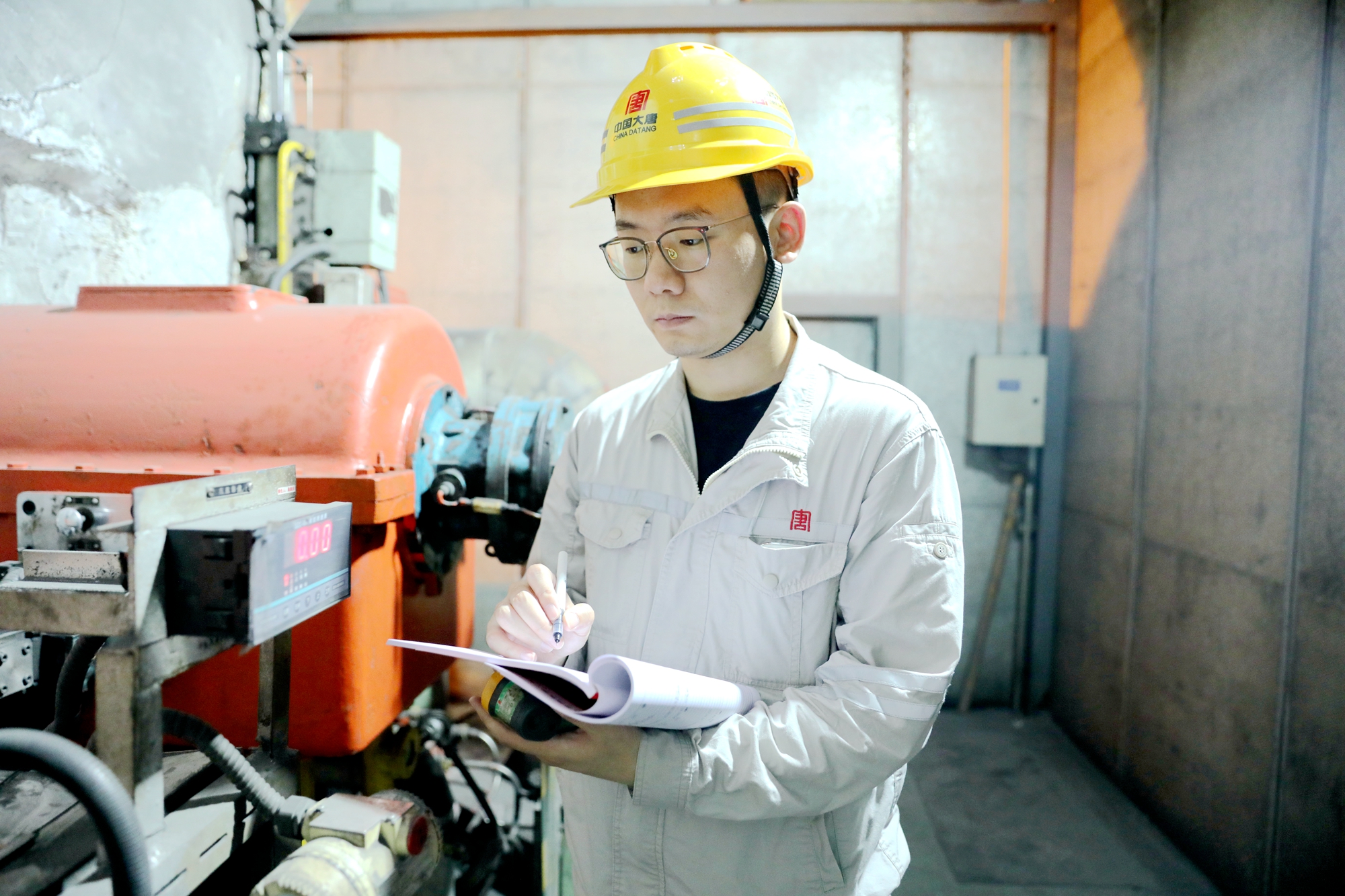 1721110337242032943.jpg 5.劉金鑫核對數(shù)據(jù)資料(韓城第二發(fā)電公司曹軍科攝).jpg