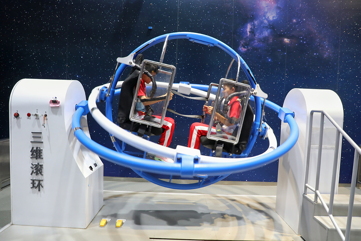 1723449116034045918.jpg 圖3-1學(xué)生在中國科學(xué)技術(shù)館參觀學(xué)習(xí)a.jpg