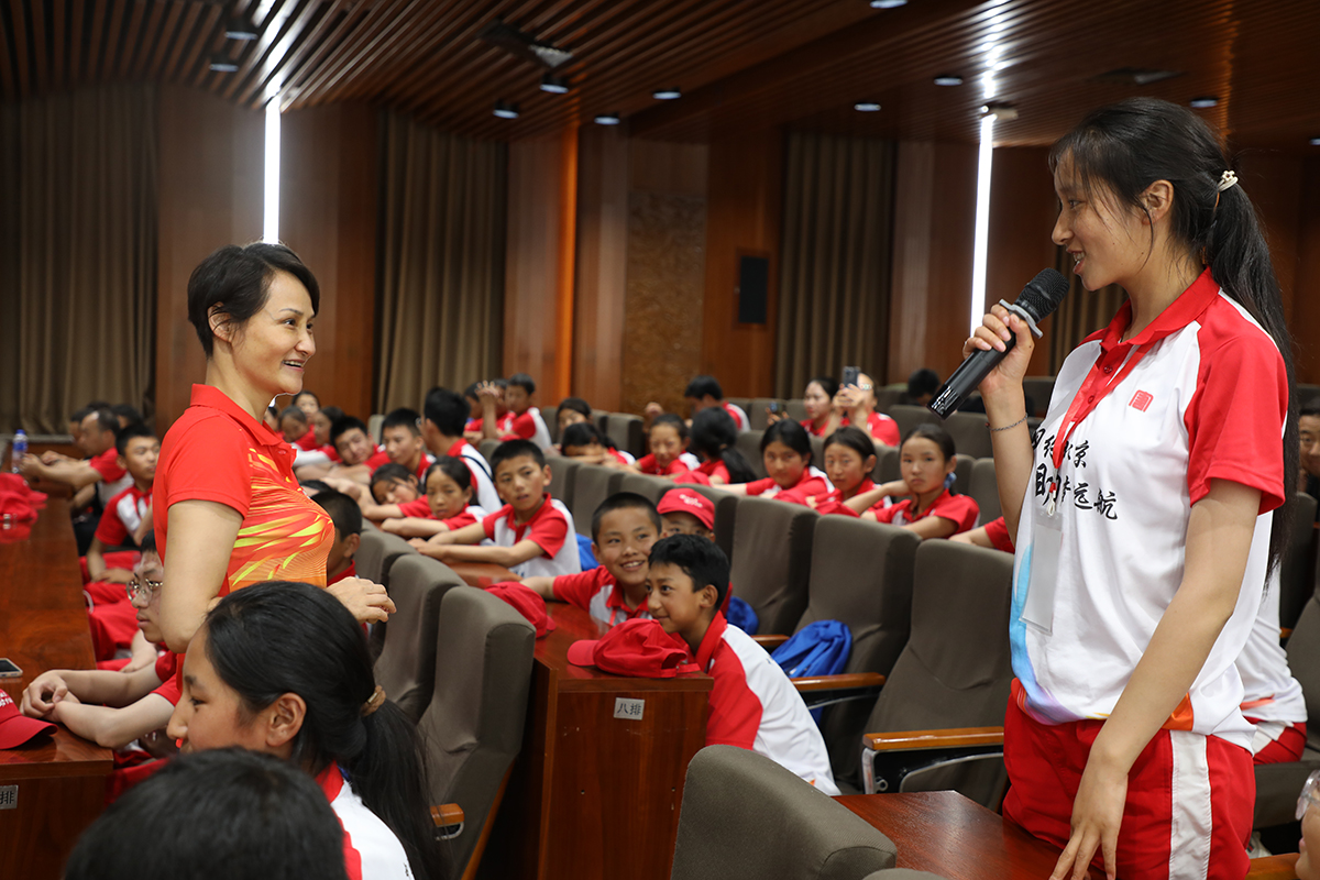 1723449160217021612.jpg 圖4奧運冠軍高敏給學(xué)生授課a.jpg