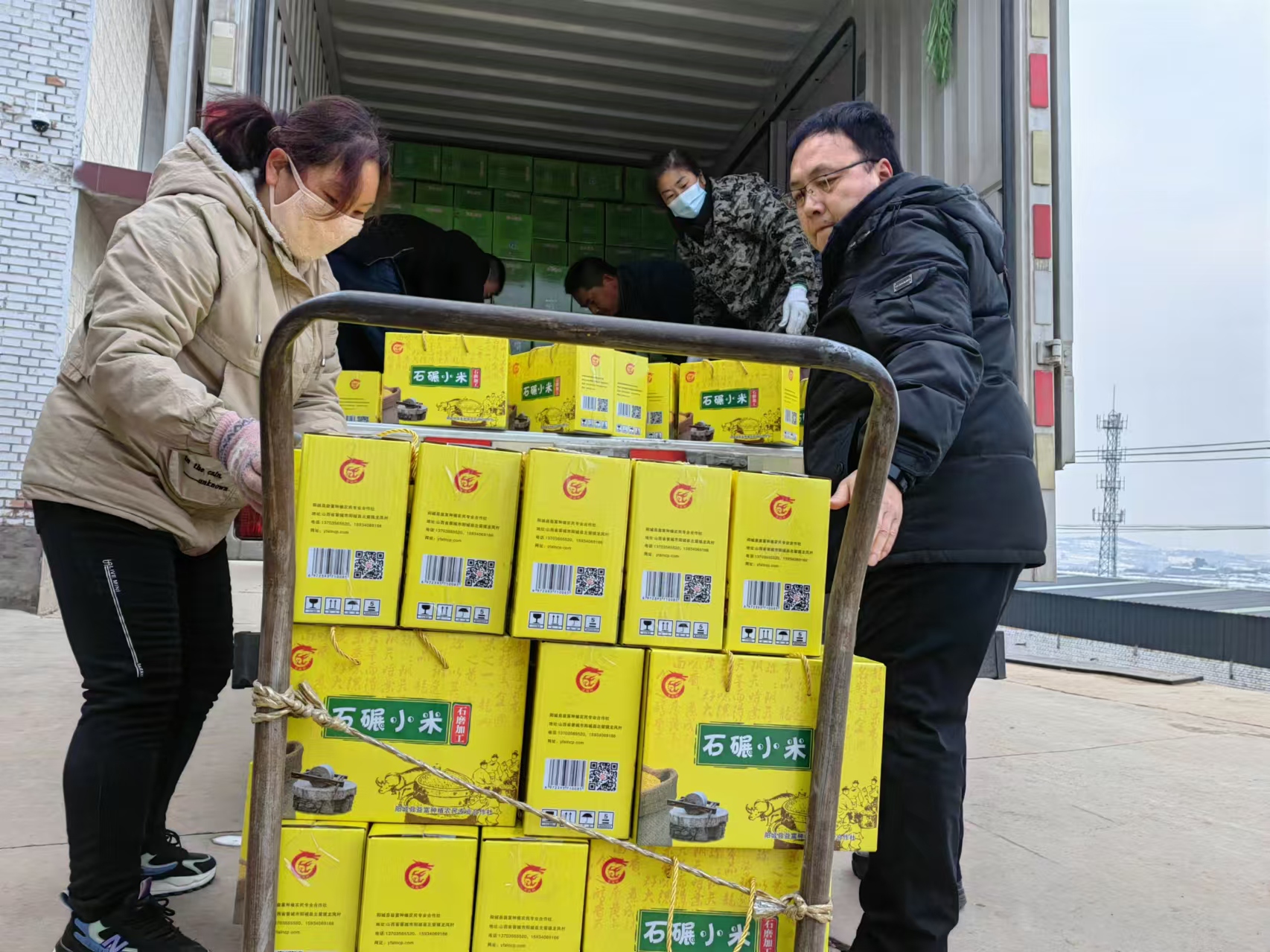 幫扶工作隊協(xié)助消費(fèi)幫扶農(nóng)產(chǎn)品裝車.jpg